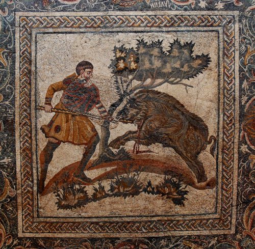 Mosaico mostra um homem matando um javali. Museu Nacional de Arte Romana. Descoberta em vila em Mérida, Espanha. Via Wikimedia Commons.