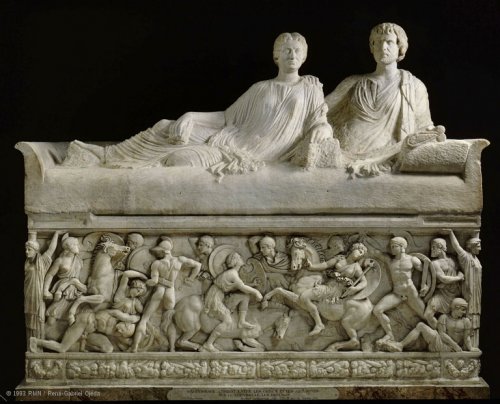 Sarcófago ático com tampa kline de cerca de 180 d.C. encontrado na Grécia. Museu do Louvre. N° LP 2584