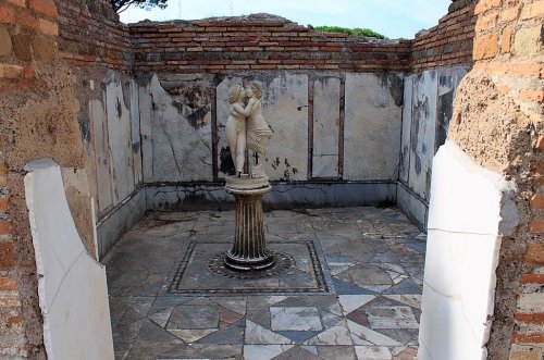 Essa foto mostra em detalhes o revestimento de gesso e mármore que era usado em algumas casas romanas. Domus di Amore e Psiche, Óstia.
