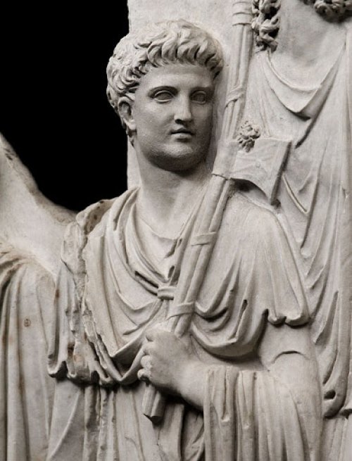 Um lictor com o fasces representado nos relevos da Cancelleria, produzidos durante o reinado de Domiciano e refeitos pelo imperador Nerva. Palazzo della Cancelleria, Vaticano.