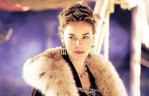 Lucilla, interpretada pela atriz Connie Nielsen de 35 anos, era a irmã mais velha do imperador Cômodo. Na época da morte de Marco Aurélio ela tinha 32 anos.