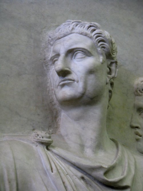 Os relevos da Cancelleria em exibição no Vaticano. Nerva esculpido sobre a imagem de Domiciano.
