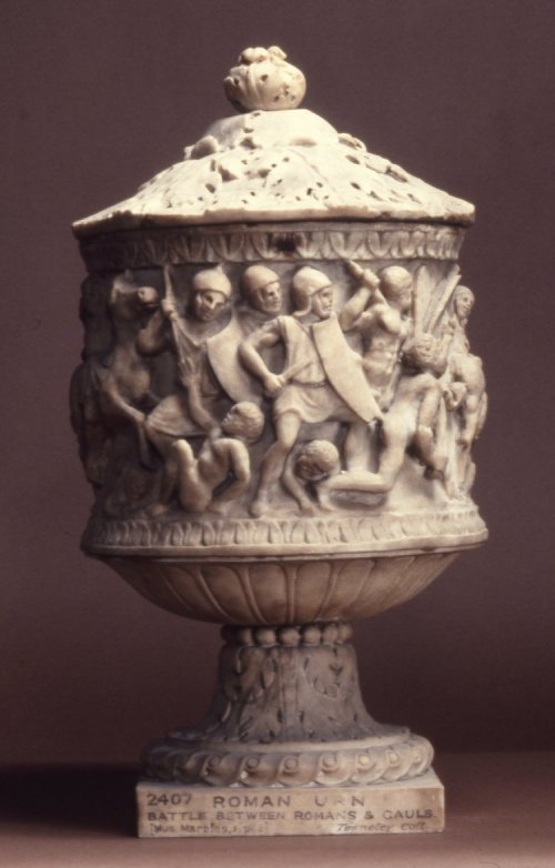 Urna funerário romana em mármore do século 2. Museu Britânico. N° 1805,0703.173