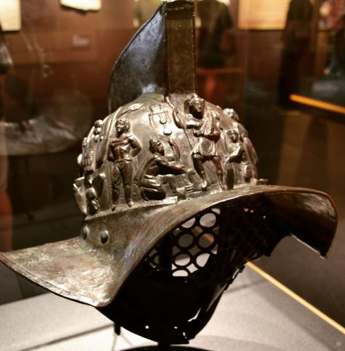 Elmo de gladiador murmillo encontrado em Pompéia. Museu de Pompéia.