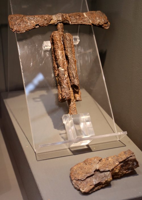 Fasces de ferro encontrado na tumba conhecida como Tomba del littore, em Vetulonia. Museu Arqueológico Nacional de Florença. Via Wikimedia Commons.
