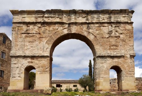Arco de Medinaceli. Construído no século 1 d.C. - 8,1 metros de altura