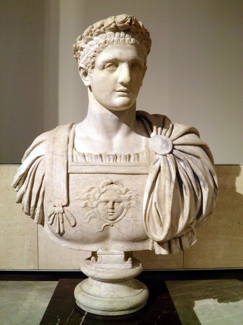 Busto de Domiciano no Museu do Louvre, Paris.