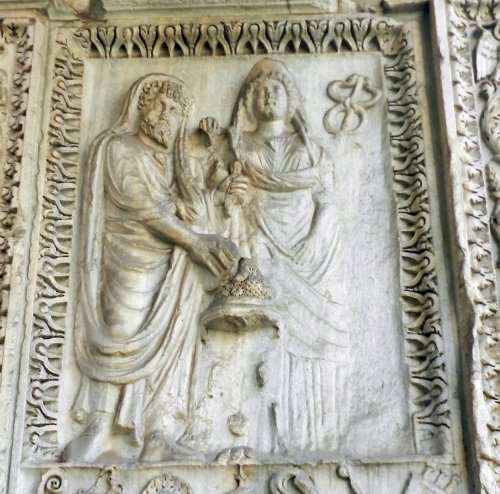 Essa imagem mostra um das partes que foi destruída no Arco dos Argentarii. Parece que o braço de Julia Domna foi re-esculpido no local onde Geta estava, na versão original, ela provavelmente segurava o caduceu.