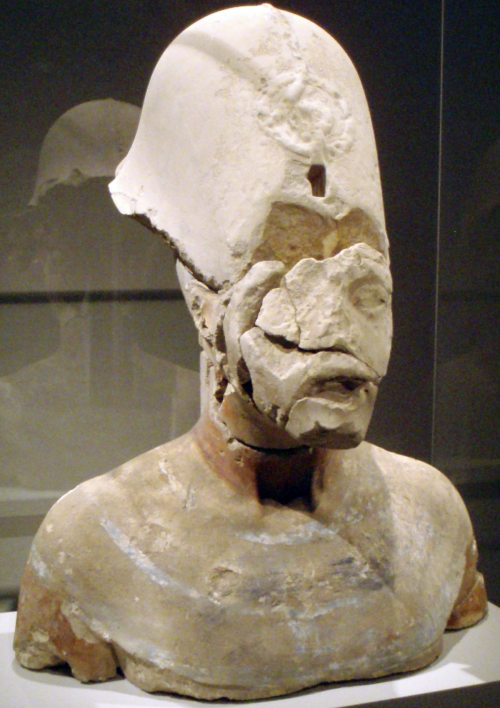Akhenaton, que trouxe o monoteísmo brevemente para o Egito, sofreu uma espécie de damnatio memoriae por aqueles que voltaram entusiasticamente ao politeísmo após sua morte. Esse busto parcialmente vandalizado está em exposição no Altes Museum em Berlim.