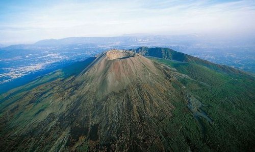 O Monte Vesúvio.é considerado hoje um vulcão inativo.