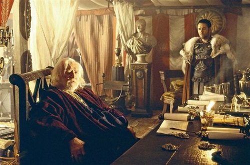Marco Aurélio e Maximus conversam em cena no início do filme.