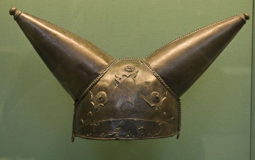 Elmo Waterloo. Uma peça de bronze produzida por volta de 150-50 a.C. Atualmente no Museu Britânico. Via Wikimedia Commons.