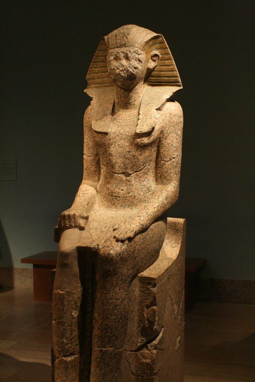 Estátua da rainha Hatshepsut com o rosto destruído.  A sucessora de Hatshepsut, Tutmés III, ordenou que suas imagens, cartelas e monumentos fossem destruídos, pois ela era vista como uma usurpadora de seu trono. MET. N° 27.3.163