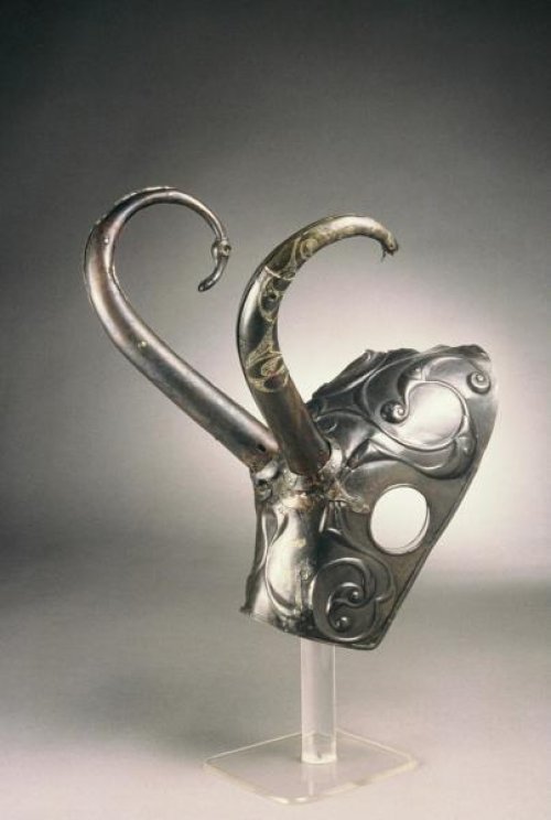 Conhecida como Torrs Horns, essa é uma proteção de bronze para cavalos produzida pela cultura celta e encontrada na Escócia. Atualmente no Museu da Escócia. Alguns estudiosos acreditam que os chifres são uma adição posterior. Cerca de 200 a.C. Via Wikimedia Commons.