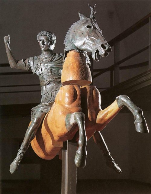 Estátua equestre de Nerva no Museo Arceologico dei Campi Flegrei. A cabeça de Domiciano foi substituída pela de Nerva. A maior parte da estátua se perdeu, apenas alguns vestígios (as partes em bronze) sobreviveram.