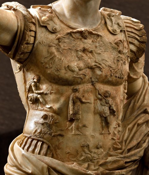 Essa imagem mostra os detalhes do peitoral da estátua da Primaporta.