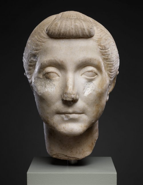 Busto de mármore de uma mulher romana. Cerca de 40-20 a.C. Assim como todas as estátuas de mármore da antiguidade, essa também era pintada. Vestidos de tinta ainda podem ser detectados. MET. N° 2000.38