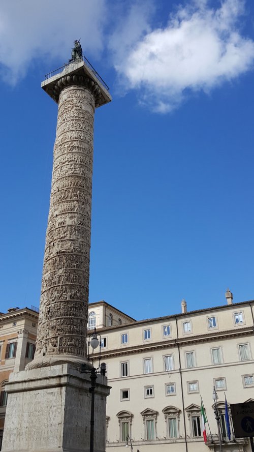 A coluna do imperador Marco Aurélio na Piazza Colonna em Roma. Essa coluna foi erguida em 193 e tem praticamente a mesma altura da coluna de Trajano.