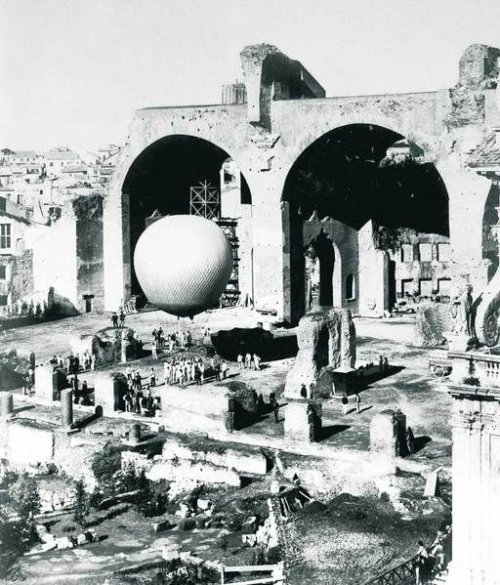 Giacomo Boni usou um balão militar para tirar fotos aéreas da área do fórum. A grande estrutura ao fundo é a Basílica de Constantino e Maxêncio.