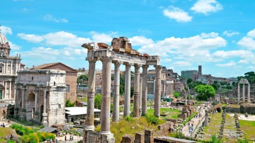 As ruínas do antigo Fórum em Roma. À esquerda está o Arco do Triunfo de Sétimo Severo.