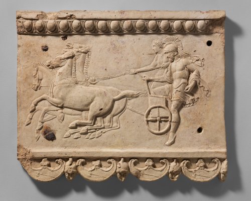 Placa com relevo representando o rei Enomau e seus cavalos. Século 1 a.C. MET. N° 26.60.31