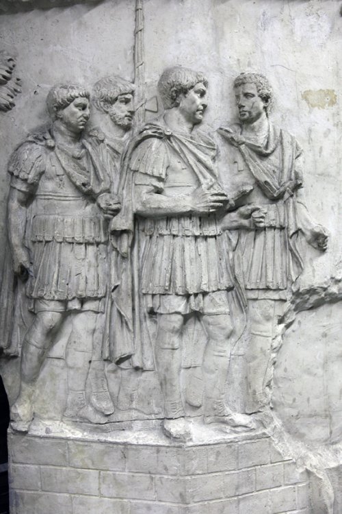 Detalhe da Coluna de Trajano em Roma, mostra o imperador acompanhado por um lictor com um fasces. LXXVII/CIV - Cena 104.