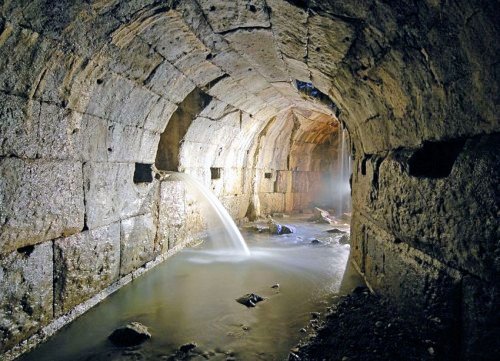 O canal de drenagem em Roma conhecido como Cloaca Maxima.