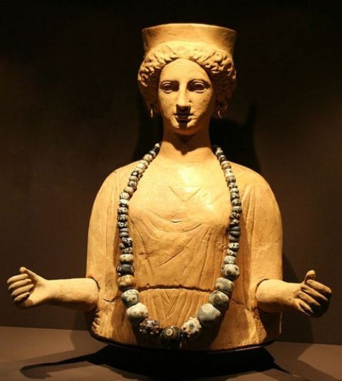 Estátua da deusa fenícia e cartaginesa Tanit, era adorada com o nome de Caelestis. Estátua encontra da na ilha de Ibiza. Museu Arqueológico de Barcelona.