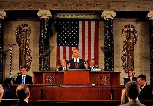 O ex-presidente Obama em discurso na Câmara dos Deputados dos EUA. Observe que dos dois lados do púlpito estão os fasces romanos.