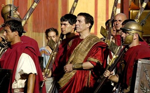 Cenas da série Roma (HBO) em que o fasces é representado sendo carregado pelos lictores.