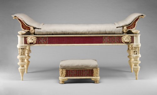Esse luxuoso sofá feito com madeira, osso e vidro é do século 1-2 d.C. Acredita-se que tenha pertencido a vila de Lucius Verus em Via Cassia. MET. N° 17.190.2076