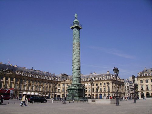 A Coluna de Vendôme foi erigida por ordem Napoleão Bonaparte em 1806 para celebrar a sua vitória na batalha de Austerlitz. Ele é totalmente inspirada na Coluna de Trajano, embora seja quase seis metros mais alta.