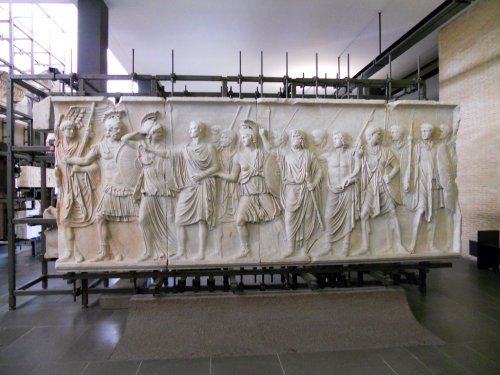 Os relevos da Cancelleria em exibição no Vaticano. Nerva, que foi esculpido sobre a imagem de Domiciano, é o quarto da esquerda para a direita.