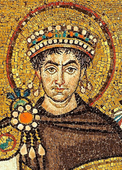 Representação do imperador Justiniano em mosaico na Basilica de San Vitale, em Ravena.