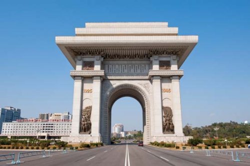 O arco do triunfo em Pyongyang, na Coréia do Norte, foi construído em 1982 em honra a Kim II Sung, pelo seu papel na resistência contra os japoneses. Foi baseado no arco de Napoleão, e tem 60 metros de altura, 10 a mais que o arco francês. 