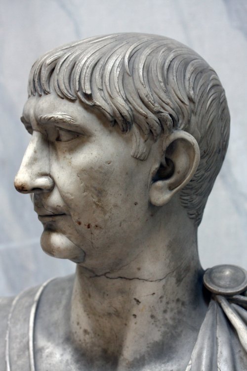 Busto do imperador Trajano no Museu Vaticano.