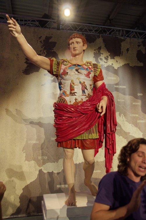 A estátua de Augusto restaurada sendo apresentada em Tarragona em 2014.