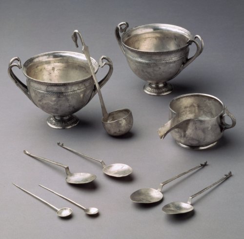 Conjunto de talheres romano de prata do século 1 a.C. Encontrado em Tivoli. MET. N° 20.49.2–.12