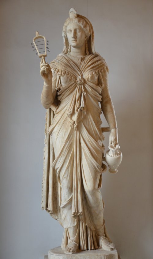 Estátua de mármore de Ísis feita no estilo romano. Cerca de 120 d.C. Encontrada na Vila de Adriano em Pantanello. Museu Capitolino. Via Wikimedia Commons.