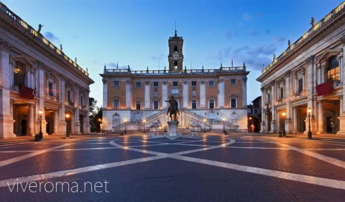 A Piazza del Campidoglio ou Praça do Capitólio está localizada na Colina Capitolina, aonde Remo teria começado a construir as fundações da antiga Roma. O Monte Capitolino também era a residência dos membros da classe alta romana. A Piazza del Campidoglio foi construída por Michelangelo em 1664. No centro da praça está uma estátua em bronze do imperador Marco Aurélio. O prédio ao fundo é o Palazzo Senatorio construído mais ou menos na mesma época.