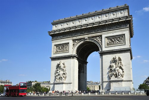 O mais famoso de todos os Arcos do Triunfo. Esse arco foi construído por Napoleão Bonaparte em Paris em 1806. Inaugurado em 1836, a monumental obra detém, gravados, os nomes de 128 batalhas e 558 generais. Esse é um dos maiores arco de triunfo do mundo, com 50 metros de altura.