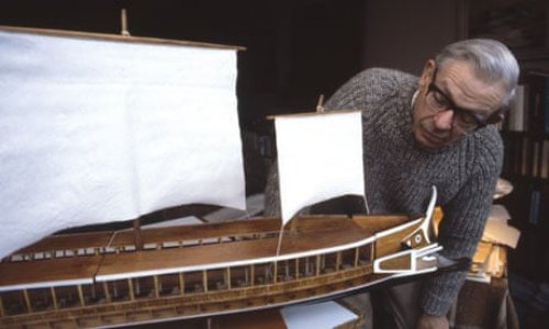 John Coates com um modelo de trirreme. Via The Guardian