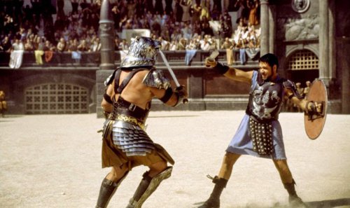Gladiadores lutando no Coliseu romano, filme Gladiador (2000).