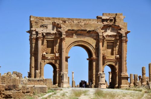 Arco de Trajano. Construído em 114 d.C. - 12 metros de altura