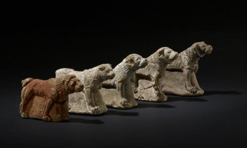 Estátuas pequenas de cães encontradas no Palácio Norte de Nínive. Cerca de 5 cm de altura. 645 a.C. Museu Britânico. N° 30005