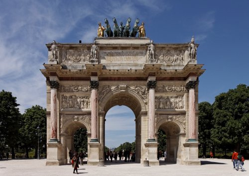 O arco do triunfo do Carrossel do Louvre também foi construído por Napoleão Bonaparte, e inaugurado em 1806. Foi dedicado ao Grande Exército de Napoleão Bonaparte entre 1807 e 1809. Ele é baseado no arco de Sétimo Severo, em Roma, e tem 15 metros de altura (5 a menos que o romano).