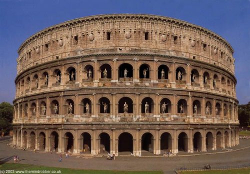 Os nichos do Coliseu em Roma abrigavam dezenas de estátuas. Nessa reconstrução o artista adicionou as estátuas que hoje não existem mais.