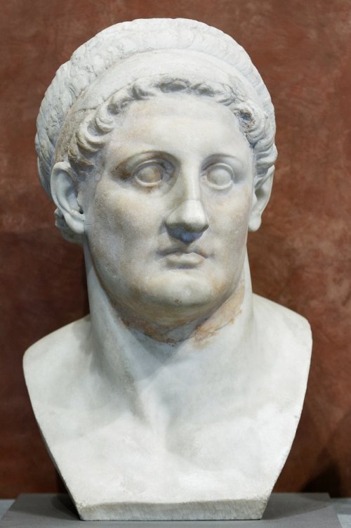 Busto de Ptolomeu I. Museu do Louvre. N° MR 457. Via Wikimedia Commons.