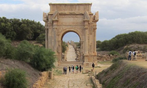 Arco de Sétimo Severo. Construído em 203 d.C. - 23 metros de altura