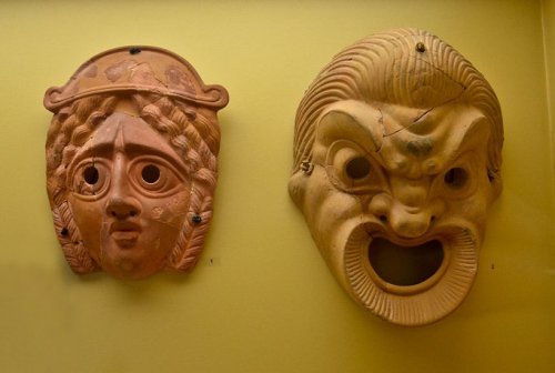 Máscaras usadas no teatro grego do século 4-3 a.C. Museu da Ágora de Atenas.